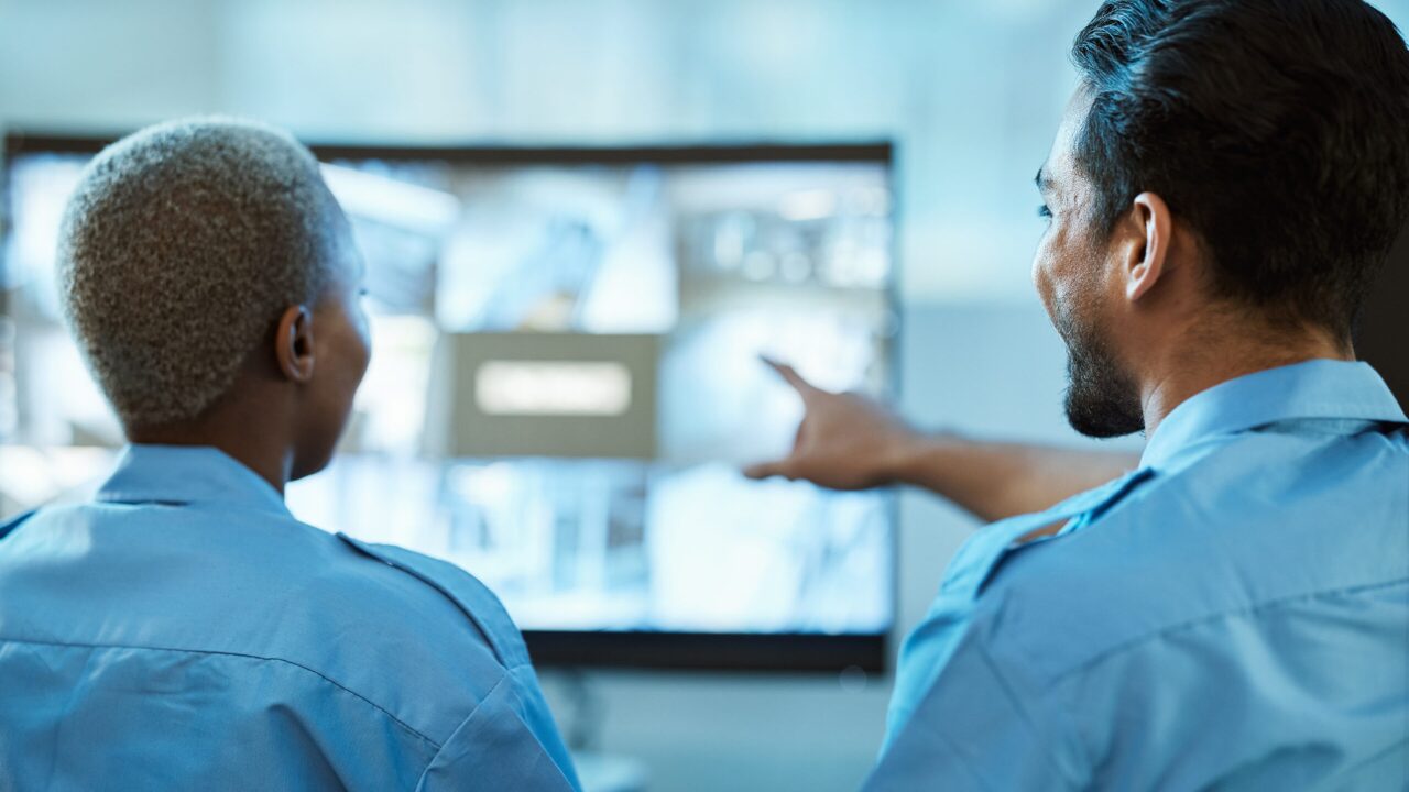 C&oacute;mo integrar seguridad electr&oacute;nica con vigilancia f&iacute;sica en tu empresa
